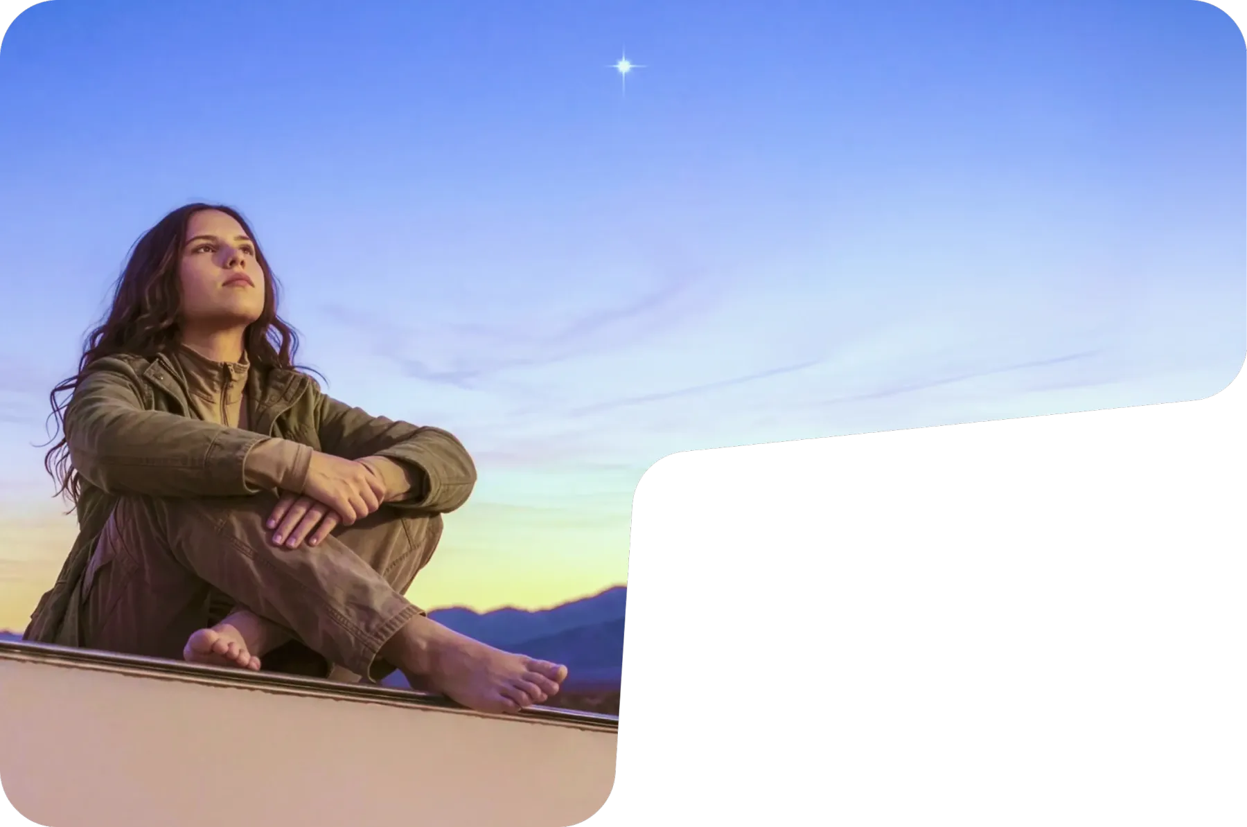 Une voyageuse assise au crépuscule, une étoile brille dans le ciel